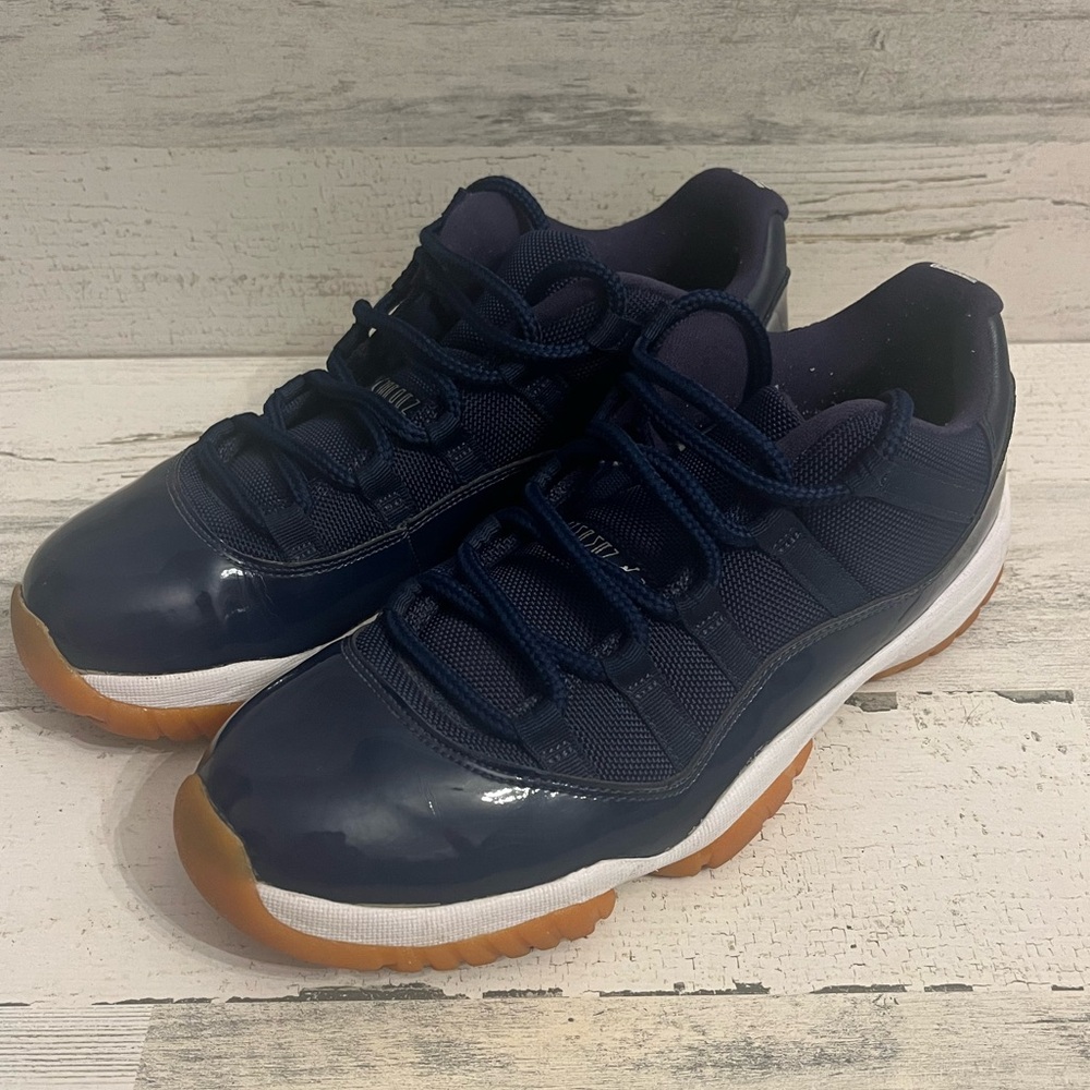 AMAZING CONDITION!! Jordan 11 retro low